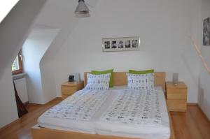 Łóżko lub łóżka w pokoju w obiekcie City Apartment Vasiri