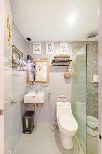 a bathroom with a toilet and a sink at Your bequemer in Angeles +14 photos