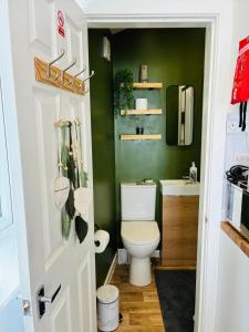 哈罗盖特Your Harrogate Stay的带马桶和水槽的浴室