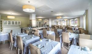 Reštaurácia alebo iné gastronomické zariadenie v ubytovaní Hotel Ton