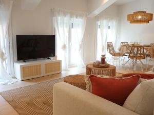 a living room with a couch and a flat screen tv at Apartamento Larrabide Boho Chic in Pamplona