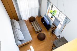 ein Wohnzimmer mit Sofa und Tisch in der Unterkunft IL Regalo Tenjin2 Street Stay in Fukuoka