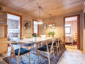 Un comedor con mesa y sillas en 12 person holiday home in Pandrup-By Traum, en Rødhus 22 fotos más