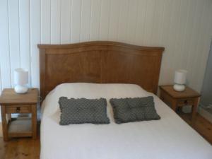 TrévièresにあるGite de l'Aureのベッドルーム1室(枕2つ付)