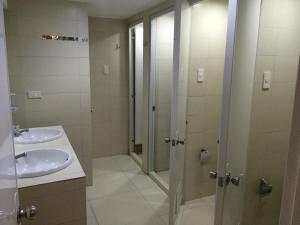 Koupelna v ubytování Stone House Hotel Pasay