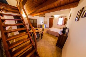 - Vistas a una habitación con cama y cocina en Il Rudere, en Gonnesa