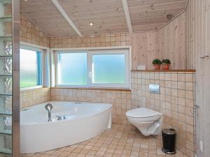 Koupelna v ubytování 6 person holiday home in Tarm + 29 fotografií