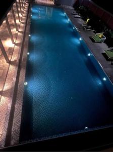 - une grande piscine d'eau bleue la nuit dans l'établissement SUZEN Homestay Sri Indah, à Sandakan