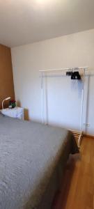 - une chambre avec un lit et une étagère sur le mur dans l'établissement Appartement De Wal, à Tongres