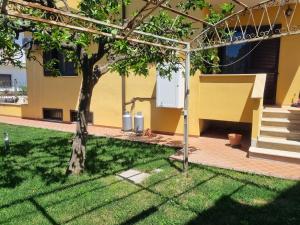 a tree in the yard of a house at La perla marina in Cellole