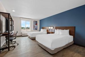 Giường trong phòng chung tại Everhome Suites El Paso Airport near Fort Bliss