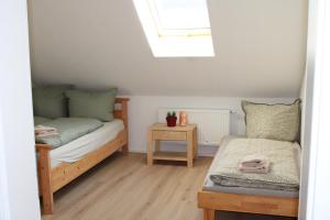 una pequeña habitación con una cama y una mesa en Ferienwohnung am Klöckhof, en Marktoberdorf