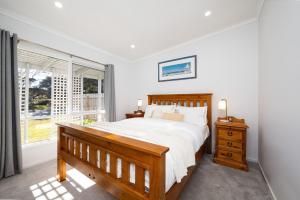 En eller flere senge i et værelse på Hilltop Cottage - Beachside Escape with Fireplace