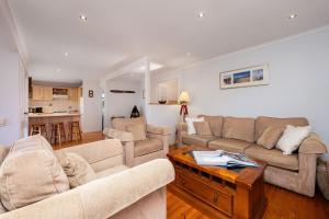 Et opholdsområde på Hilltop Cottage - Beachside Escape with Fireplace + 14 billeder