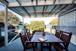 En balkon eller terrasse på Hilltop Cottage - Beachside Escape with Fireplace