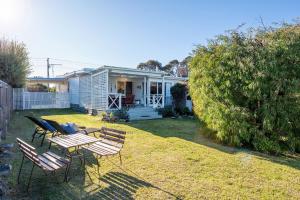 En have udenfor Hilltop Cottage - Beachside Escape with Fireplace