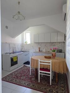 Кухня или мини-кухня в Apartman Terasa
