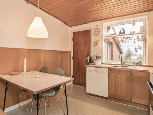 Η κουζίνα ή μικρή κουζίνα στο 6 person holiday home in Ærøskøbing