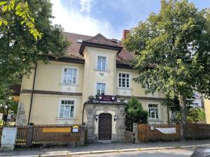 una vecchia casa con un cancello davanti di LANDGASTHAUS Döbraberg a Schwarzenbach am Wald