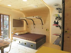ein Schlafzimmer mit einem Bett in einem Zimmer in der Unterkunft SnowSun -Vacances Pirinenca in Incles