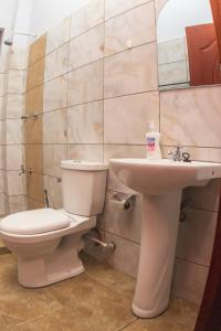 un baño con inodoro y lavabo en Baobab Oceanline Residence, en Mombasa