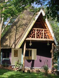 una pequeña casa con techo de paja en Nguru Farm, en Wakiso