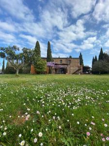 Zahrada ubytování Espectacular casa de vacaciones en el campo con piscina, BBQ y WIFI de alta velocidad