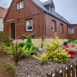 ein Haus mit einem Garten davor in der Unterkunft Apartament pod lipami in Jedlina-Zdrój