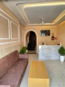 una sala de estar con un sofá y una mesa en Hotel The Taj Incredible Agra, en Agra