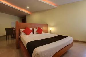 にあるStay Retreats At Hotel Destiny Nagpur - Near Airportのベッドルーム1室(大型ベッド1台、赤い枕付) +32枚の写真