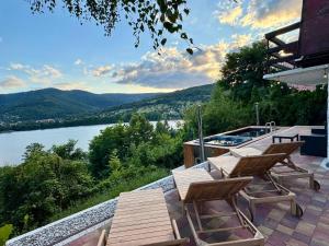 un patio con sedie e vista sul lago di Willa Widokowa - sauna, balia, basen, biliard a Międzybrodzie Bialskie