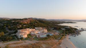 Vue aérienne d'une maison sur une colline à côté de l'eau dans l'établissement Cala Cuncheddi - VRetreats, à Murta Maria