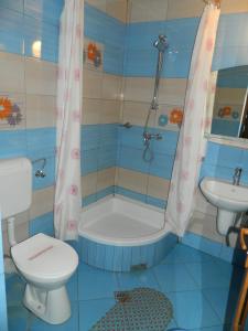 un bagno con vasca, WC e lavandino di Pensiunea Cora a Piteşti