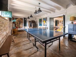 Stolní tenis v ubytování Masia Can Teulera nebo okolí