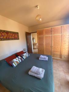 En eller flere senge i et værelse på Maison de vacances Palombaggia