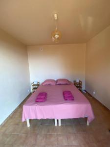 En eller flere senge i et værelse på Maison de vacances Palombaggia