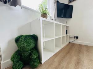 TV/trung tâm giải trí tại Modern 1 bedroom house