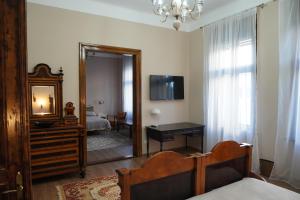 卢戈日Sibla Residence, Unique Experience Heritage House的带镜子的房间和一间带床的卧室