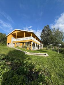 un gran edificio en medio de un campo en Large house with a fantastic view at Senja, 
