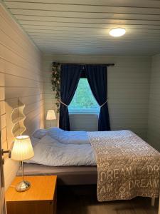 un dormitorio con una cama y una ventana en Large house with a fantastic view at Senja, 