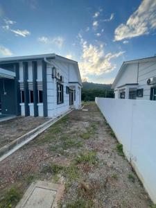 a view of two buildings from the yard at Simfoni Jitra Homestay in Jitra