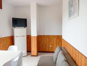 Μια τηλεόραση ή/και κέντρο ψυχαγωγίας στο Apartamentos Revo Salinas 3000