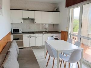 Η κουζίνα ή μικρή κουζίνα στο Apartamentos Revo Salinas 3000
