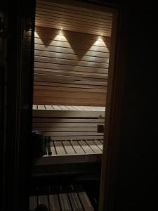Una vista desde una puerta de una habitación con un banco. en Cosy Holiday Cabin in the Heart of Lapland, en Ylläs