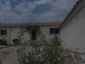 un edificio blanco con ventana y techo en Bergerie d'Alivon en Camargue en Albaron