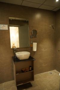 Bilik mandi di Clarion Hotel Hyderabad