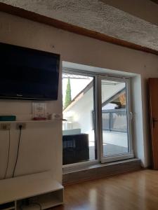 soggiorno con porta scorrevole in vetro di Apartment Sunset a Portoroz