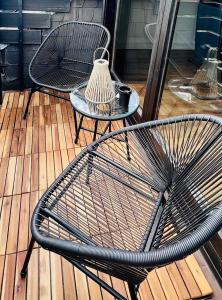2 Stühle und ein Tisch auf einer Terrasse in der Unterkunft 116 m2 Charmante Maisonettewohnung im Herzen von Krefeld in Krefeld + 20 Fotos
