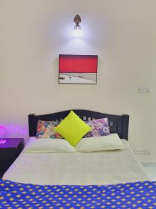 Ένα ή περισσότερα κρεβάτια σε δωμάτιο στο Luxurious Ac Room with Washroom & Balcony
