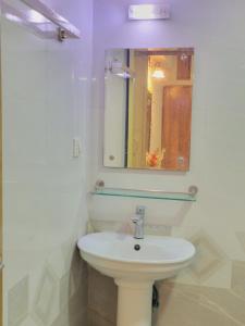 Ένα μπάνιο στο Luxurious Ac Room with Washroom & Balcony
